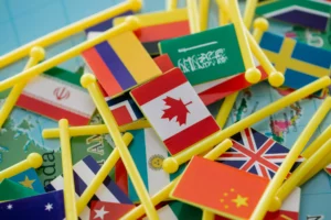 Bandeiras de diversos países sobre mapa mundi, representando a proposta global do Bacharelado Internacional (IB) da Fredericton Christian Academy.