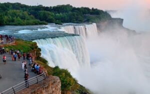 Visitantes observam as Cataratas do Niágara de um mirante, um dos destinos turísticos mais famosos do Canadá.