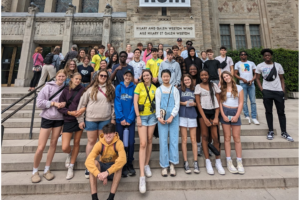Grupo de estudantes internacionais da Fredericton Christian Academy em visita ao Royal Ontario Museum durante programa de imersão linguística.