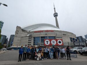Grupo de estudantes da Fredericton Christian Academy em frente ao Rogers Centre em Toronto durante intercâmbio cultural no Canadá.