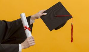 Pessoa segurando diploma e capelo de formatura com fundo amarelo, simbolizando conquista acadêmica na McGill University.