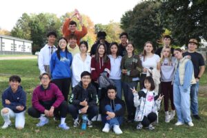 Estudantes reunidos em área externa, representando o serviço de monitoramento 24/7 para garantir a segurança de alunos internacionais no Canadá.