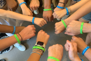 Estudantes da Fredericton Christian Academy mostram pulseiras de participação em programa de imersão cultural.