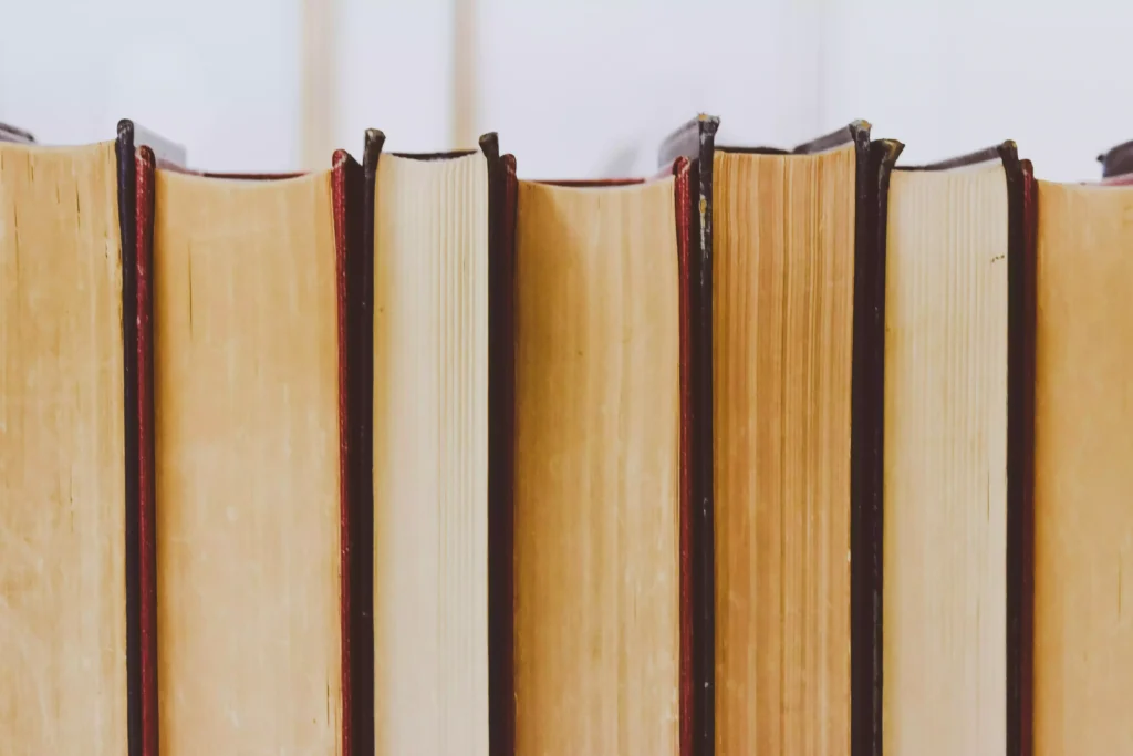 Set of books organized vertically, symbolizing the search for academic knowledge associated with the UniversityNow platform.