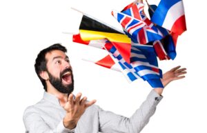 Pessoa expressando alegria ao jogar bandeiras de diversos países, representando educação bilíngue.