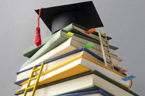 Pilha de livros com escadas e capelo simbolizando a jornada rumo ao ensino superior.