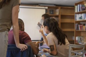 Estudantes em sala de aula participando de atividade em escola particular