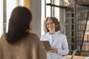 Career counsellor sorridente conversando com estudante