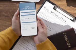 Aplicação de Visto de Turismo para o Canadá com passaporte, formulário e celular Título: Solicitação de Visto de Turista para o Canadá
