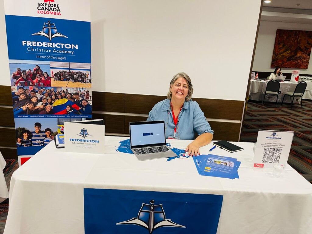 Presença institucional da Fredericton Christian Academy na Explore Canada Colombia 2026